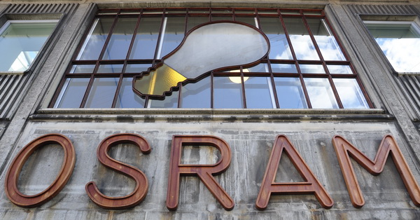Osramhusets facade med Osram pæren i glasmosaik